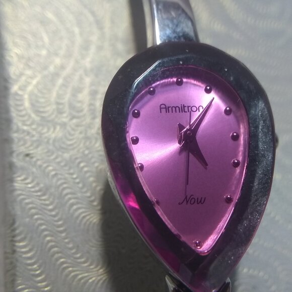 Armitron Now Heart Shape Quartz Watch Pink Dial Silver Bracelet New Bat Great ! - Picture 2 of 11